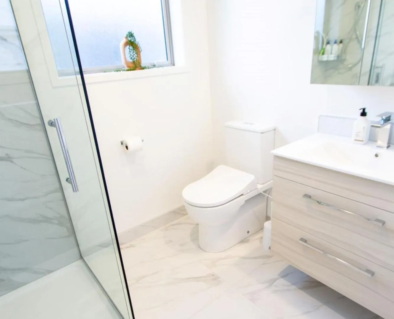 2 Bedrooms Overlooking Park - Exquisite Views Christchurch
