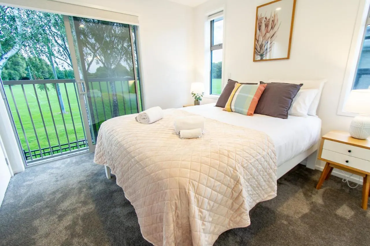2 Bedrooms Overlooking Park - Exquisite Views Christchurch Apartment