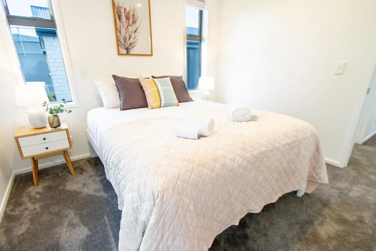 2 Bedrooms Overlooking Park - Exquisite Views Christchurch Apartment