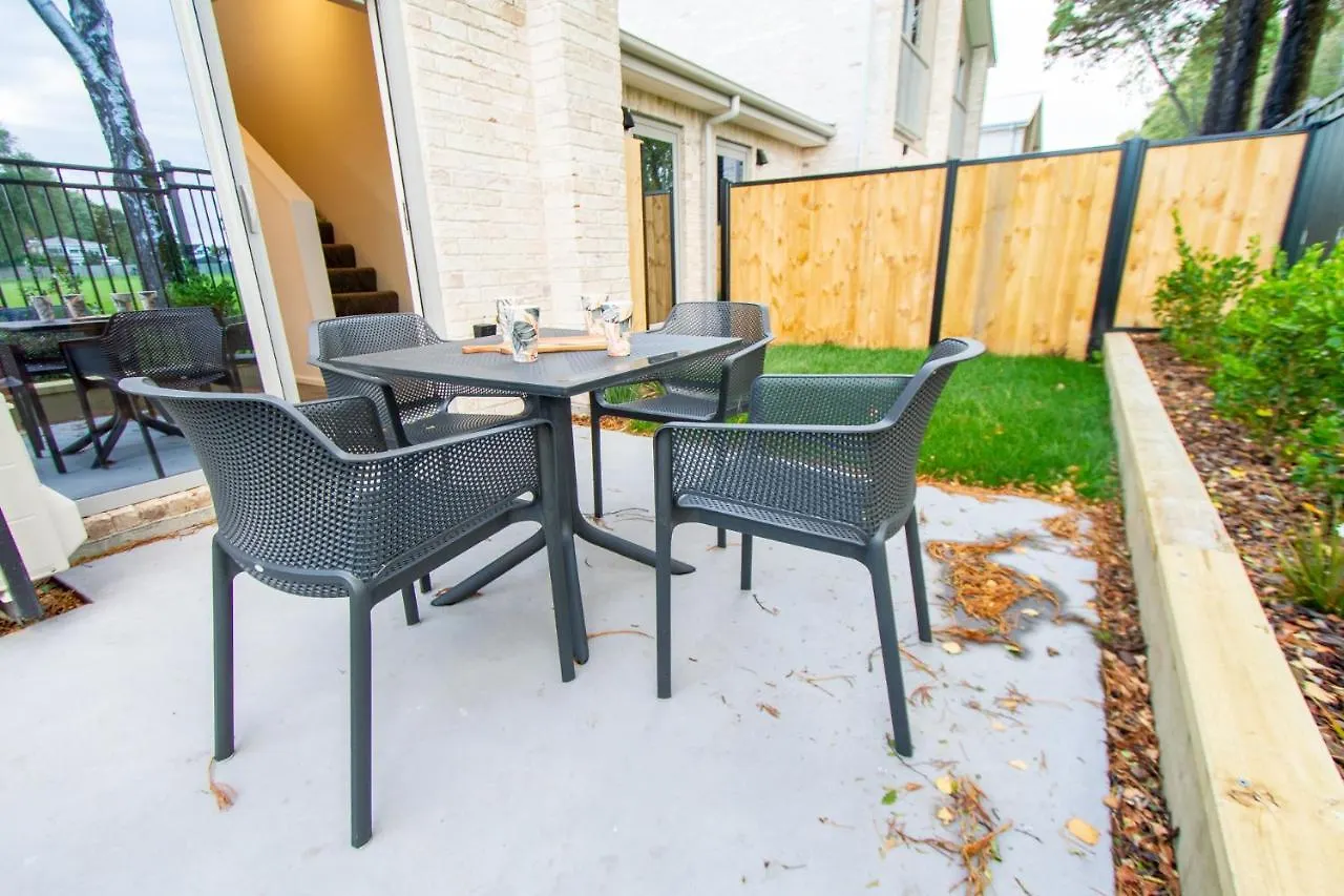 2 Bedrooms Overlooking Park - Exquisite Views Christchurch