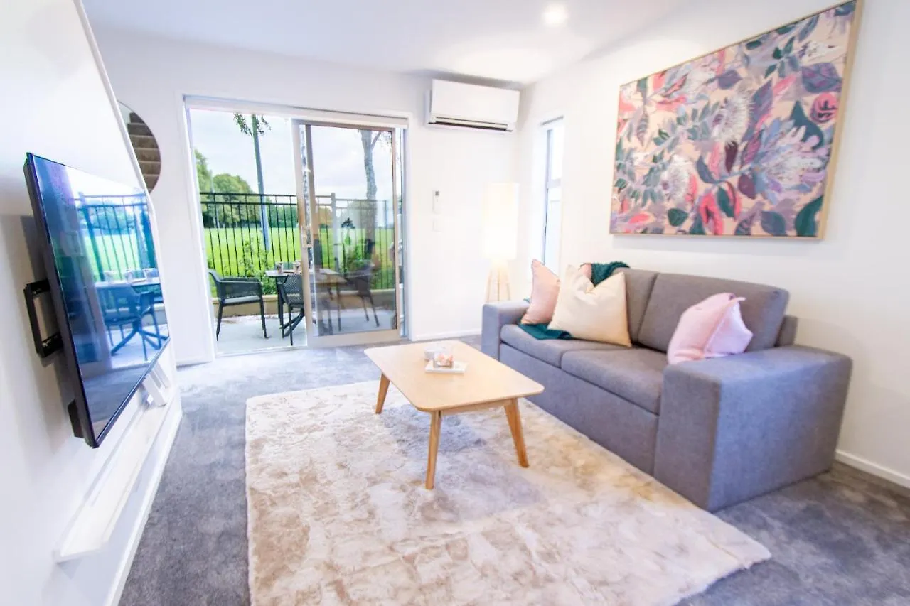 Apartment 2 Bedrooms Overlooking Park - Exquisite Views Christchurch