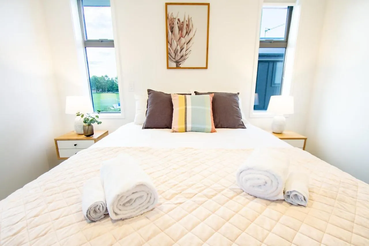 2 Bedrooms Overlooking Park - Exquisite Views Christchurch