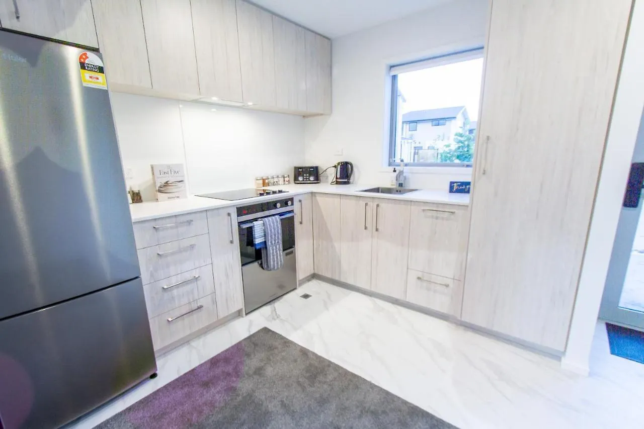 2 Bedrooms Overlooking Park - Exquisite Views Christchurch 0*,