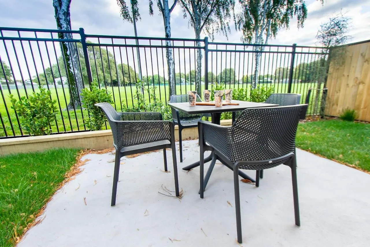 2 Bedrooms Overlooking Park - Exquisite Views Christchurch