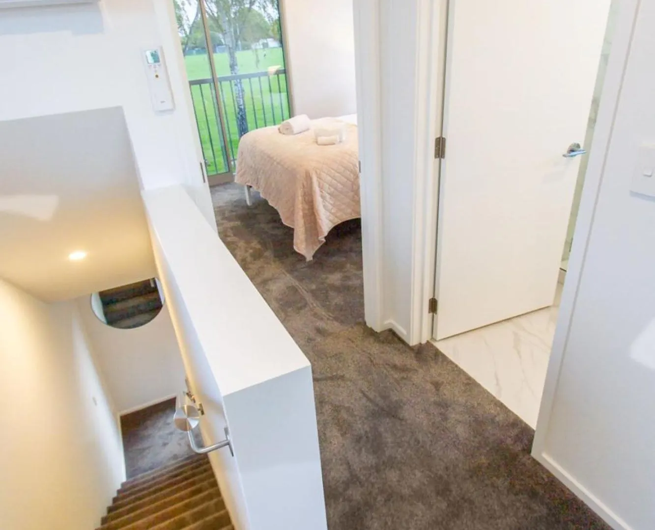 2 Bedrooms Overlooking Park - Exquisite Views Christchurch