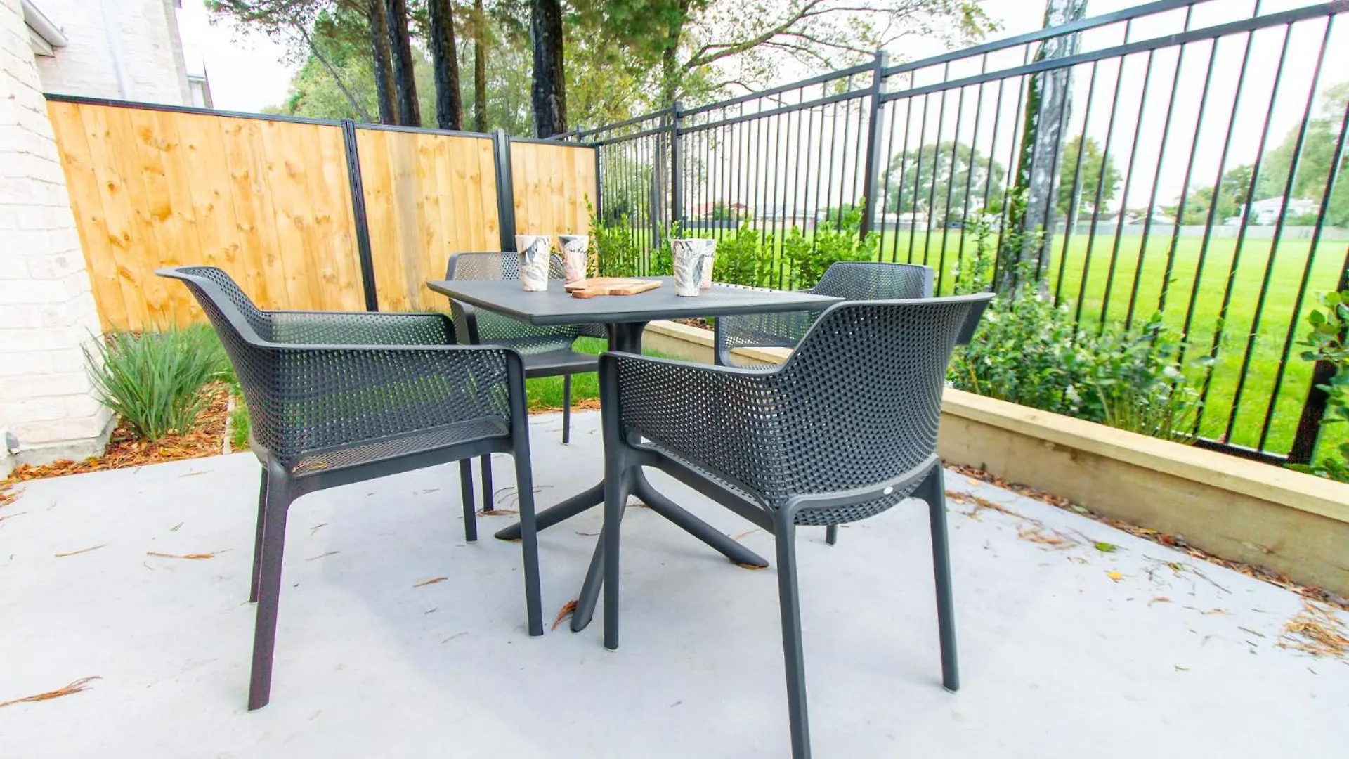 Apartment 2 Bedrooms Overlooking Park - Exquisite Views Christchurch